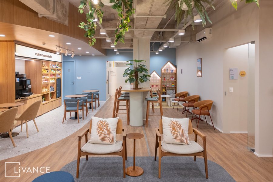 Recepção da Livance Moema, com café, poltronas e espaço kids
