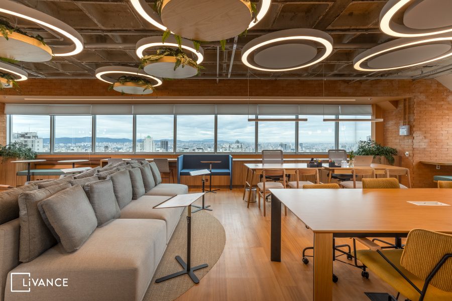 Espaço de atendimento da Livance, com vista da cidade